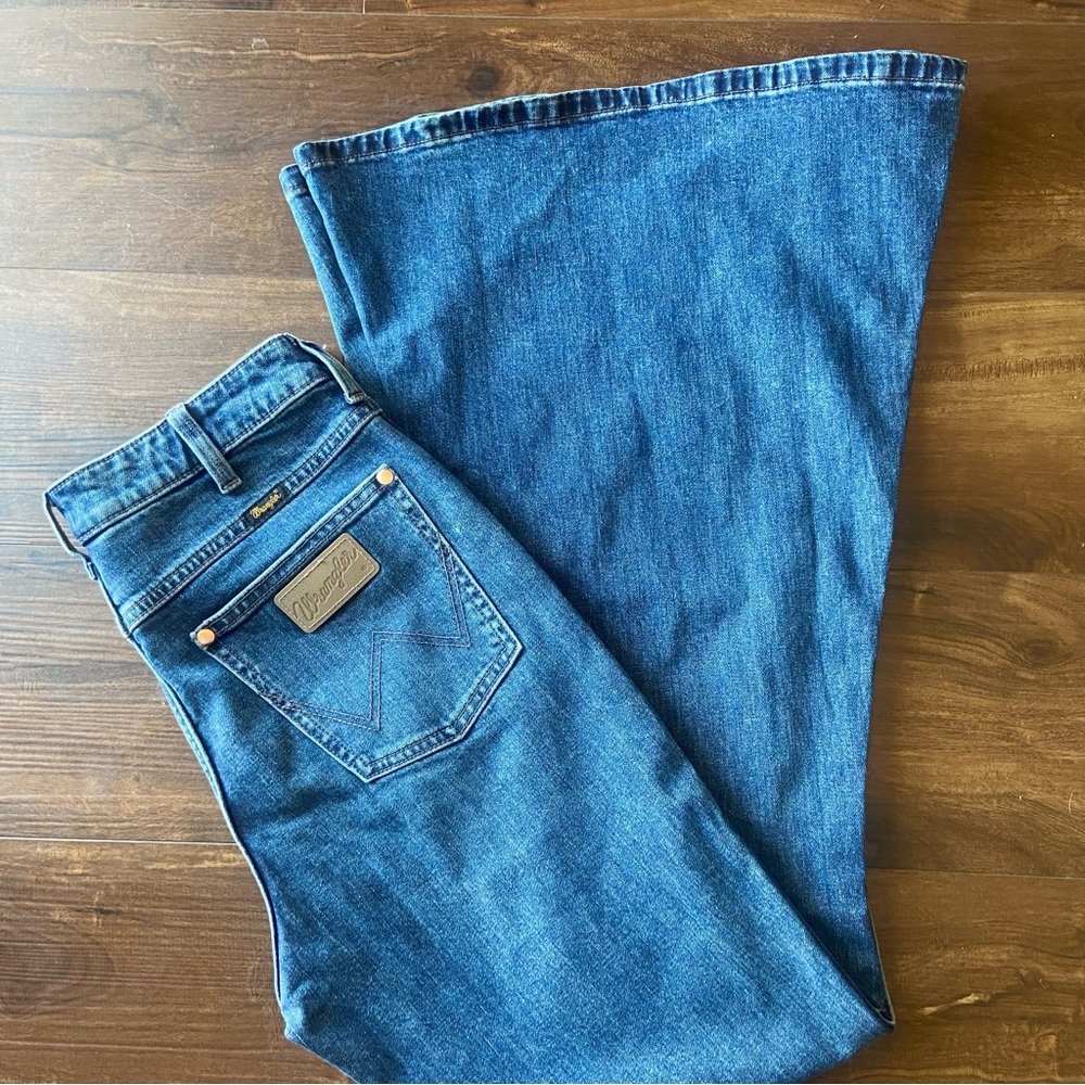 Wrangler x Lainey Wilson Bell Bottom Jeans